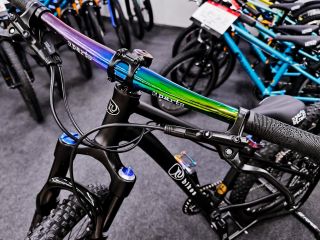 🌈Už jste postřehli nové barvy Kubikes? Letos září víc než kdy dřív – třeba v limitované edici Laser Rainbow! Duhové...